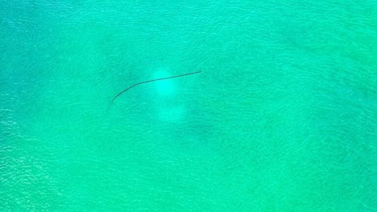 Ηράκλειο: Αναζητεί το αυτοκίνητο της στη θάλασσα μετά την κακοκαιρία (εικόνες)