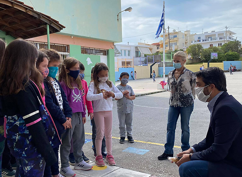 Κρήτη: Μοίρασαν ειδικές μάσκες ανεμπόδιστης επικοινωνίας σε σχολεία