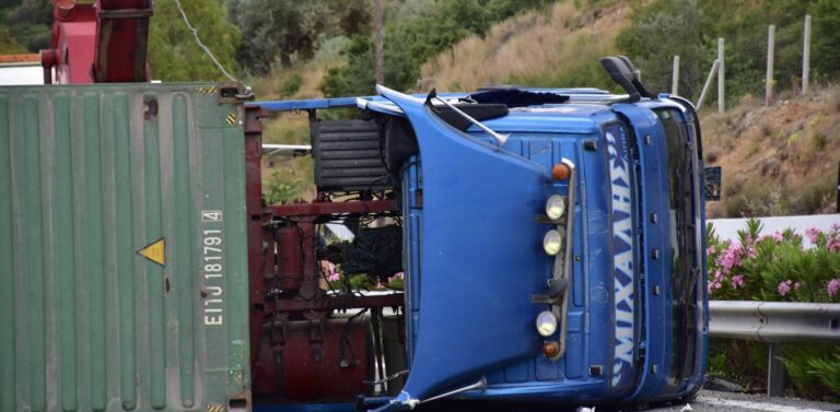 Νταλίκες συγκρούστηκαν στην Εθνική Οδό – Ένας τραυματίας