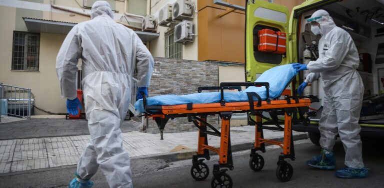 Κορωνοϊός : Ασφυκτιούν τα νοσοκομεία – «Κόλαση» η εφημερία στο Παπανικολάου