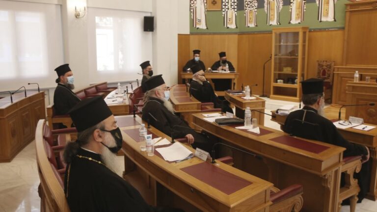 Πώς κόλλησαν κορωνοϊό οι ιεράρχες στην Ιερά Σύνοδο που ζήτησε ανοικτές Εκκλησίες