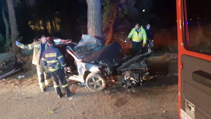Σοβαρό τροχαίο: Διαλύθηκε το αυτοκίνητο, απεγκλωβίστηκε ο οδηγός (εικόνες)