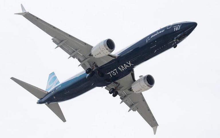 Boeing: Covid-19 και δασμοί «ψαλιδίζουν» τις παραγγελίες αεροσκαφών