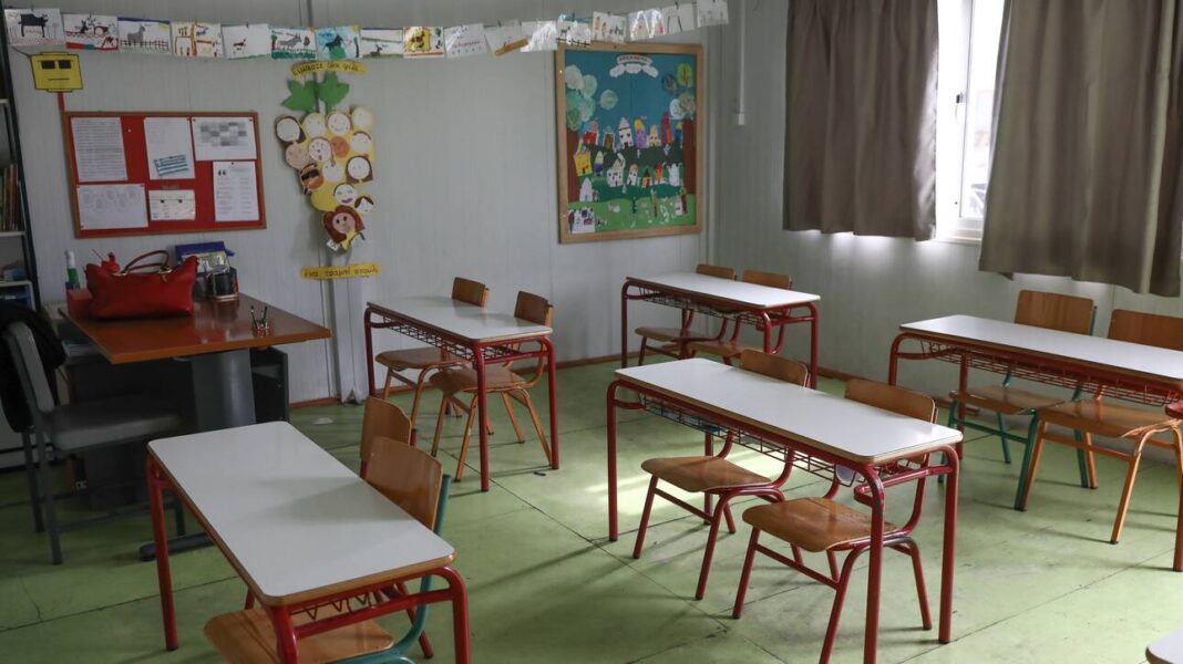 Βατόπουλος: Παρακινδυνευμένη η άρση του lockdown – «Ναι» στο άνοιγμα σχολείων