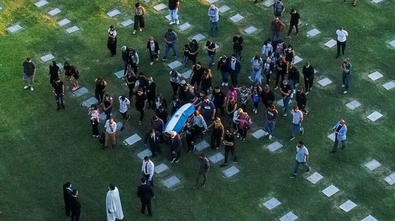 Ντιέγκο Μαραντόνα: Δίπλα στους γονείς του αναπαύεται ο θρύλος του ποδοσφαίρου