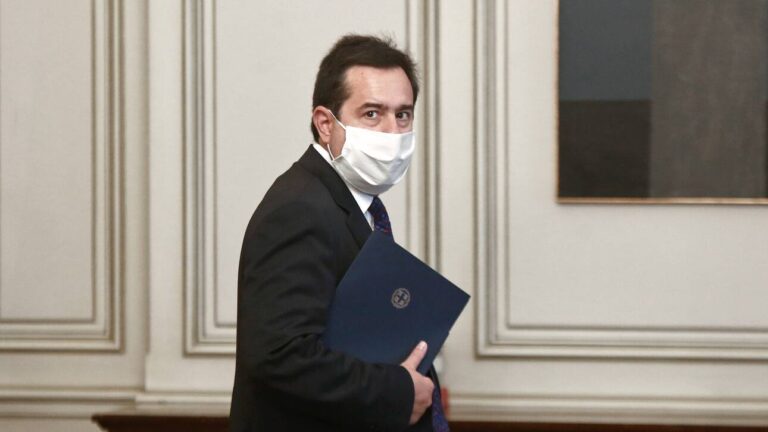 Αυτοψία Μηταράκη στο ΚΥΤ του Καρά Τεπέ: «Δεν θυμίζει σε τίποτε το χάος της Μόριας»