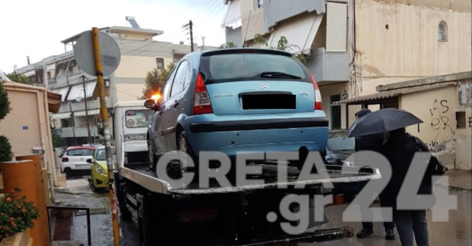 Κακοκαιρία – Ηράκλειο: Αυτοκίνητο «σφήνωσε» σε λακκούβα – Μπαλκόνι σπιτιού κατέρρευσε (εικόνες)