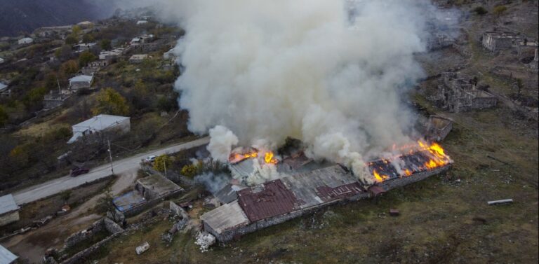 Ναγκόρνο Καραμπάχ: Αρμένιοι βάζουν φωτιά στα σπίτια τους πριν τα εγκαταλείψουν