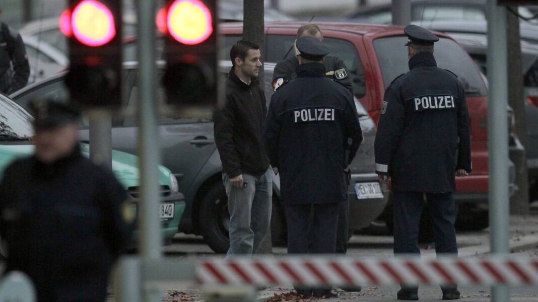 Συναγερμός στο Βερολίνο: Αυτοκίνητο έπεσε στην πύλη της Καγκελαρίας