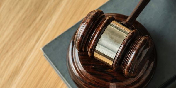 Επιτάχυνση εκδίκασης εκκρεμών υποθέσεων του νόμου Κατσέλη και νέος Πτωχευτικός Κώδικας: Ένα οργανωμένο «έγκλημα»