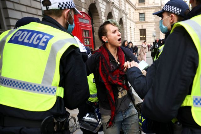 Βρετανία : Πάνω από 60 συλλήψεις στο Λονδίνο σε διαδήλωση για τα περιοριστικά μέτρα