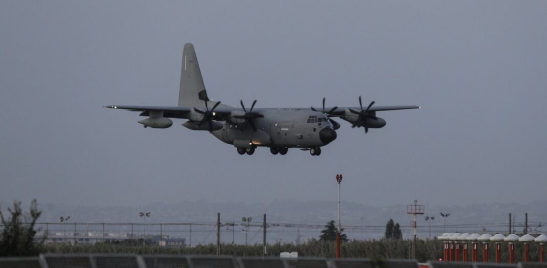 Η στιγμή που φτάνουν στην Αθήνα οι διασωληνωμένοι με C-130