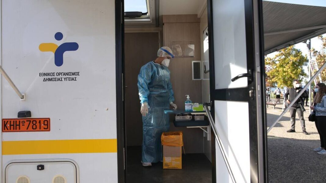 Κορωνοϊός – Τούντας: Ο ιός είναι παντού – Περί τα 100.000 τα ενεργά κρούσματα στην Ελλάδα