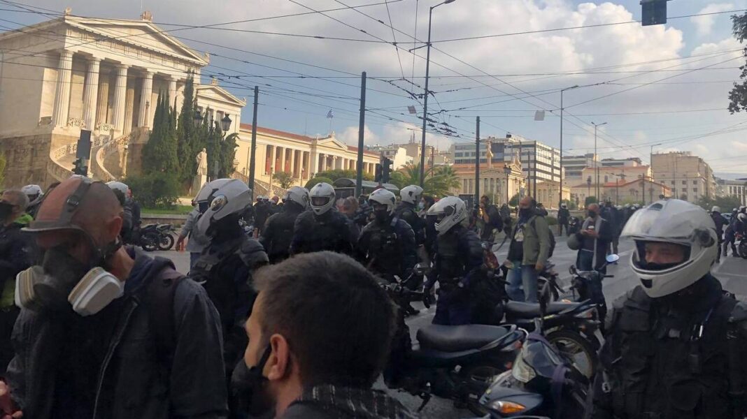 Αύρες της ΕΛ.ΑΣ ρίχνουν νερό στους συγκεντρωθέντες του ΚΚΕ για να διαλυθούν