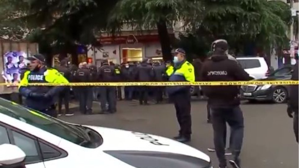 Συναγερμός στη Γεωργία: Πληροφορίες για δέκα ομήρους σε γραφείο οικονομικού οργανισμού