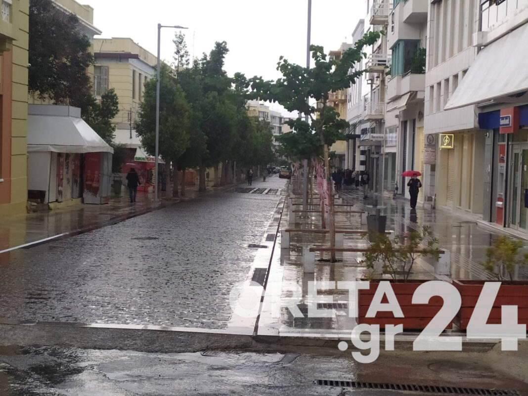Η βροχή και το lockdown ερήμωσαν το Ηράκλειο (εικόνες)