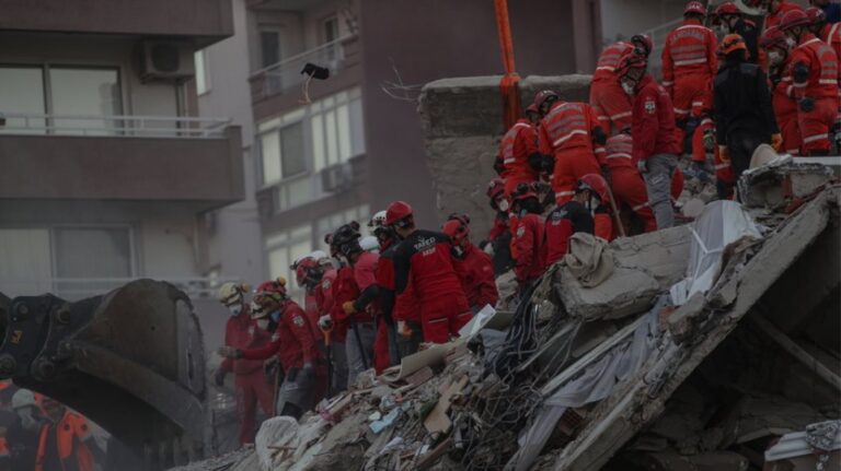 Τουρκία: Στους 58 οι νεκροί από τον σεισμό