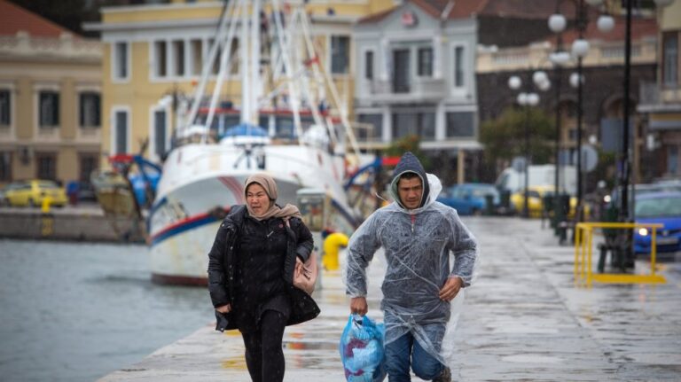 Καιρός: Σαββατοκύριακο με πολύ κρύο – Ισχυρότατοι άνεμοι και τοπικές βροχές μέχρι την Κυριακή