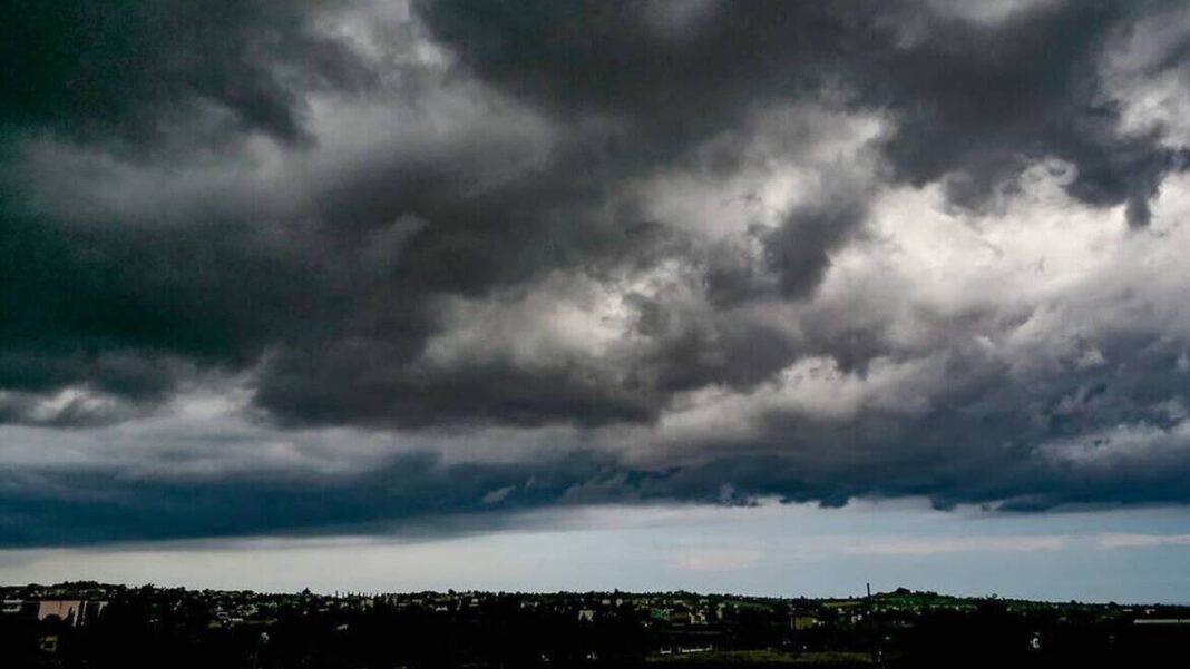 Ισχυρές καταιγίδες τις επόμενες ώρες και στην Κρήτη – Πού κινείται η κακοκαιρία