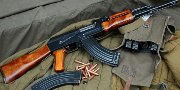 Ηράκλειο: Έψαξαν σπίτι και βρήκαν kalashnikov!