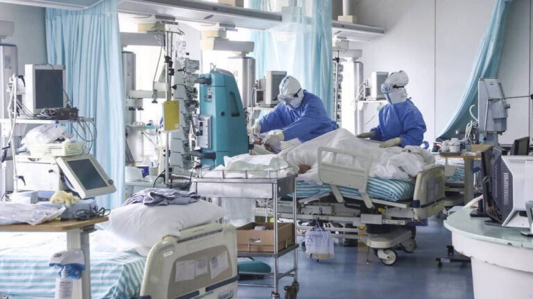 Σοκ και δέος με τα νούμερα για τον κορωνοϊό: 696 νεκροί την τελευταία εβδομάδα