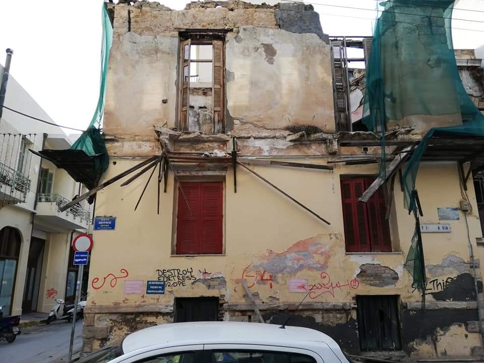 Ηράκλειο: Οι μπουλντόζες ξεκίνησαν αλλά…σταμάτησαν – Στον «πάγο» η κατεδάφιση του ετοιμόρροπου κτιρίου