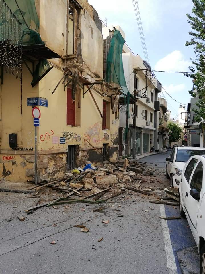 Ηράκλειο: Κατέρρευσε τμήμα ετοιμόρροπου κτιρίου στο κέντρο της πόλης (εικόνες)
