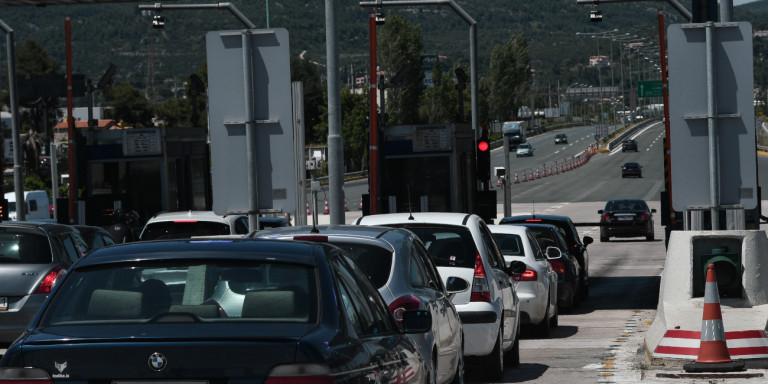 Φεύγουν από την Αθήνα πριν ξεκινήσει το lockdown -Σε τρεις ώρες πέρασαν 4.000 ΙΧ από τα διόδια