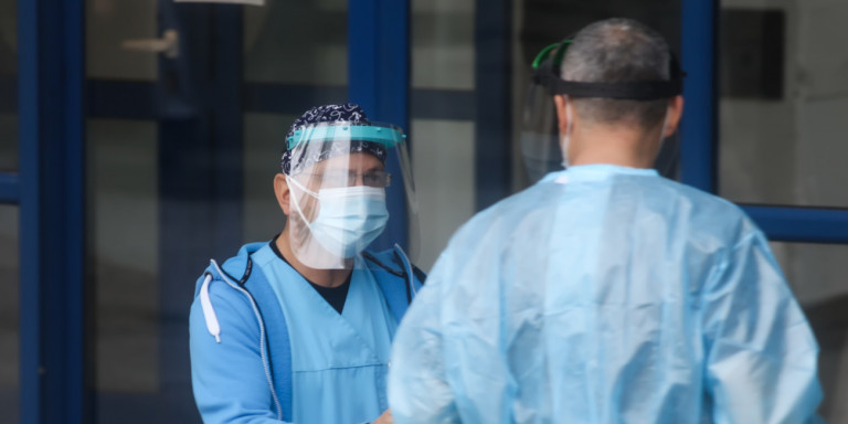 Συγκινητικός αποχαιρετισμός νοσοκομείου στους 16 γιατρούς που έσπευσαν να βοηθήσουν