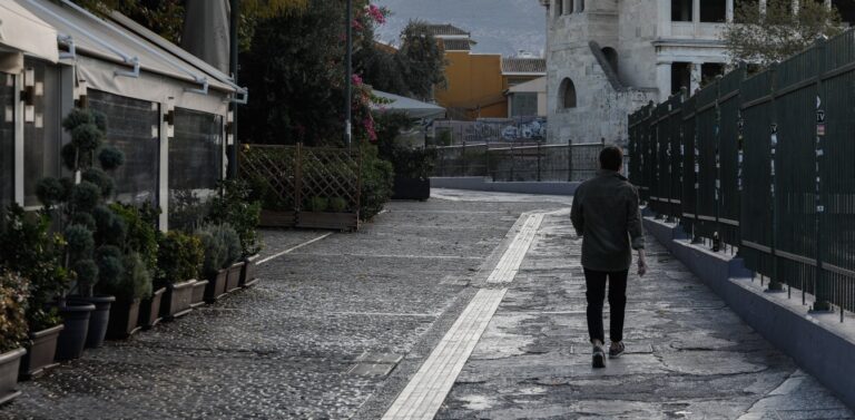 Lockdown: Αυστηρή καραντίνα και περιορισμός μετακίνησης στο τραπέζι