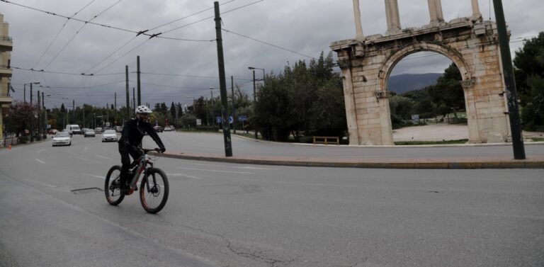 Κορωνοϊός: Πώς φτάσαμε στο lockdown – 400% αύξηση στην ταχύτητα μετάδοσης του ιού