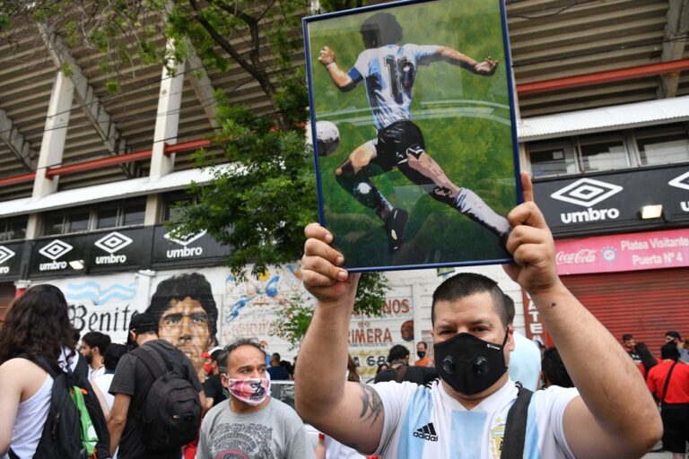 Η συγκλονιστική στιγμή της μεταφοράς της σωρού του Μαραντόνα (VIDEO)