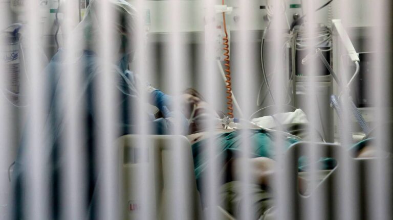 Κορωνοϊός: SOS «εκπέμπει» η Λάρισα – Τριψήφιος αριθμός κρουσμάτων, γέμισαν οι ΜΕΘ