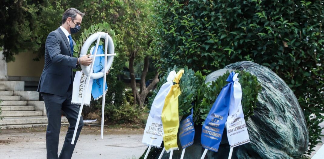 Πολυτεχνείο: Κατάθεση στεφάνου από τον Κυριάκο Μητσοτάκη – Το μήνυμά του
