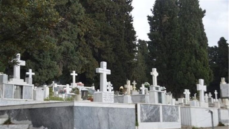 Ξέθαψαν νεκρό επειδή τον είδαν να … κουνάει τα μάτια του