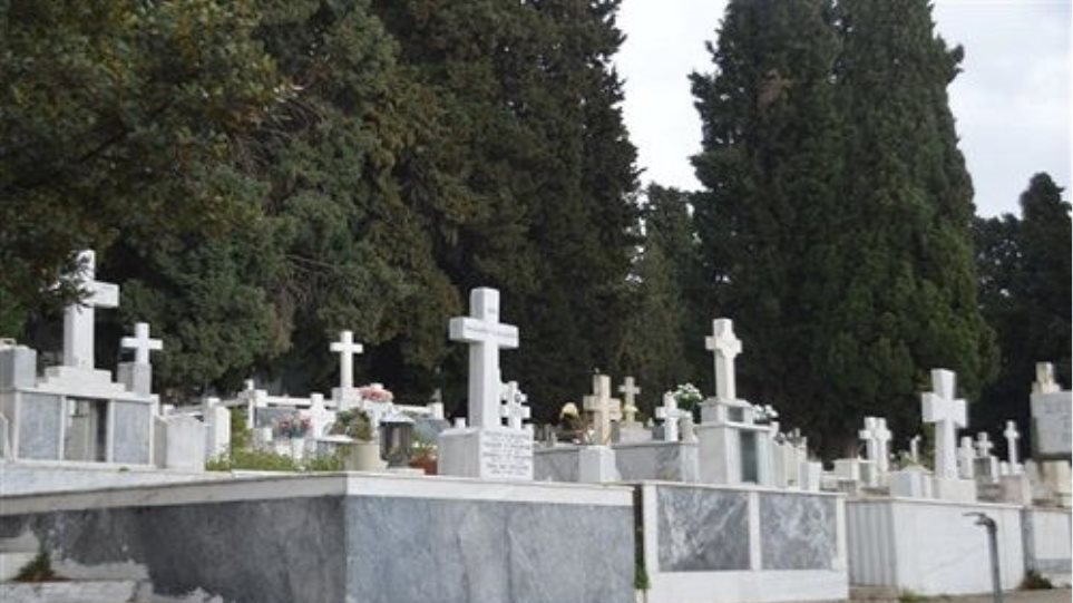 Ξέθαψαν νεκρό επειδή τον είδαν να … κουνάει τα μάτια του