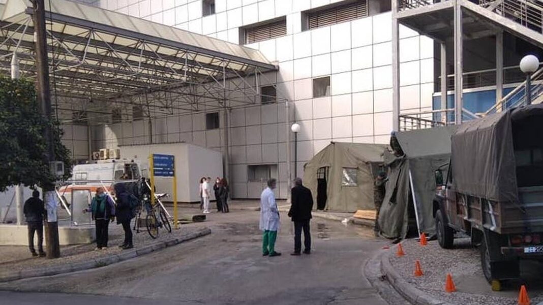 Κορωνοϊός: Ο στρατός στήνει σκηνές σε νοσοκομείο για τεστ και βραχείες νοσηλείες