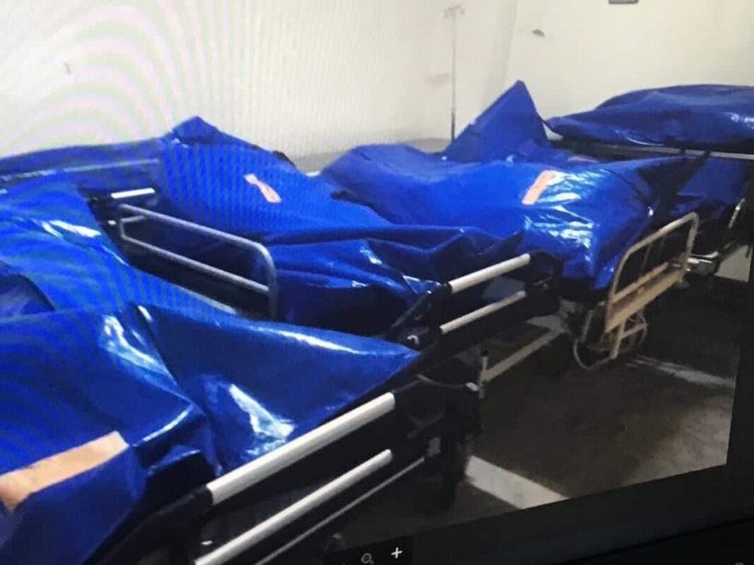 Φωτογραφία σοκ: Νεκροί από κορωνοϊό σε σάκους και εκτός ψυγείου