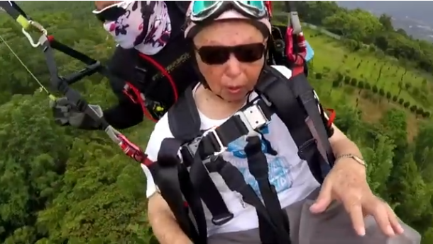 Εντυπωσιακό βίντεο: 105χρονος έγινε ο γηραιότερος άνδρας που έκανε παραπέντε!