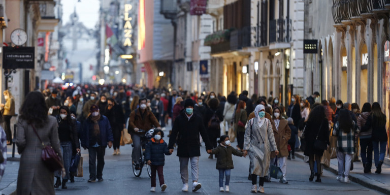 Κορωνοϊός -Ιταλία: «Απαράδεκτος συνωστισμός» σε δρόμους με μαγαζιά, μετά τη χαλάρωση των μέτρων