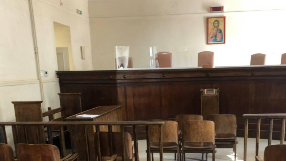 Κορωνοϊός: Plexiglass σε δικαστήρια για την προστασία δικαστών και δικηγόρων