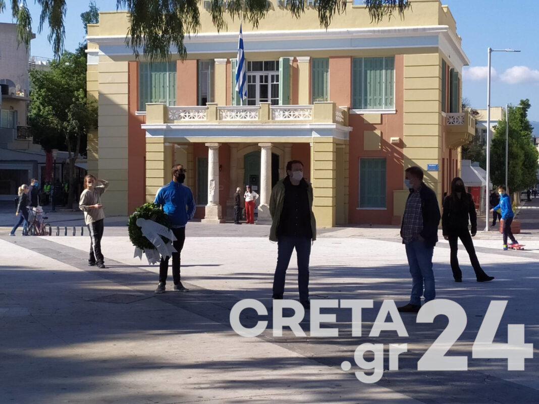 Ηράκλειο: Τίμησαν την επέτειο του Πολυτεχνείου με μάσκες και αποστάσεις (εικόνες)