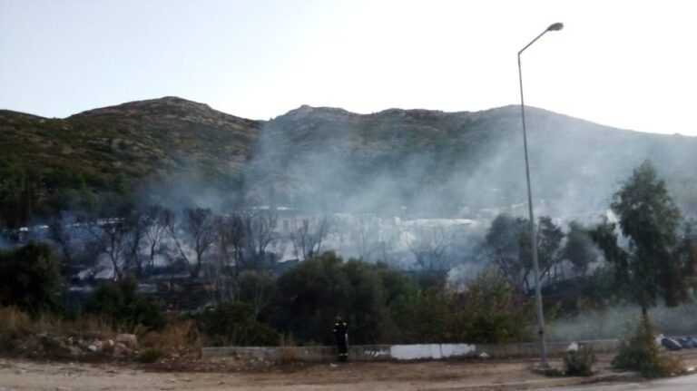 Σάμος: Στάχτη 15 σκηνές από τη φωτιά στον χώρο γύρω από το ΚΥΤ