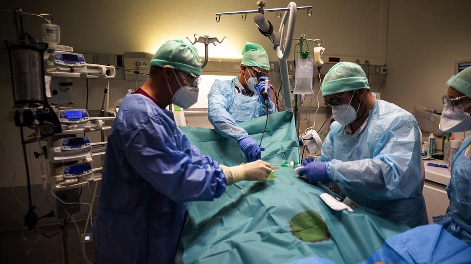 Πρόταση σοκ από Ελβετία: Εκτός ΜΕΘ θα μένουν οι αρνητές της πανδημίας!