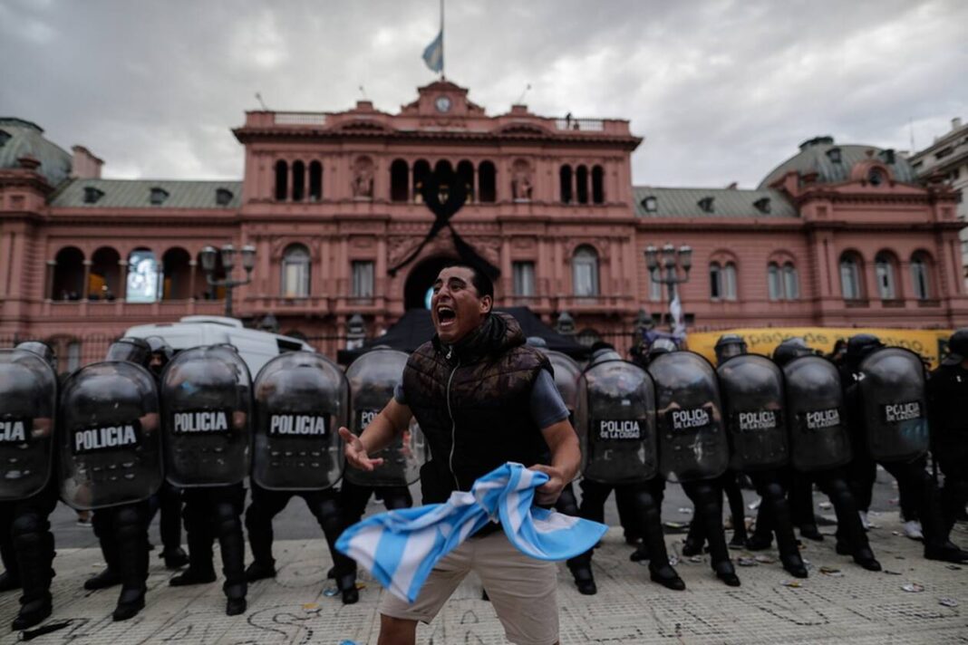 Μαραντόνα: Συγκρούσεις μεταξύ αστυνομίας και πολιτών στο λαϊκό προσκύνημα