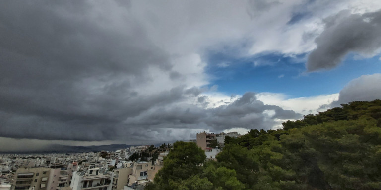 Χαλάει ο καιρός από το βράδυ: Βροχές και σποραδικές καταιγίδες στα δυτικά