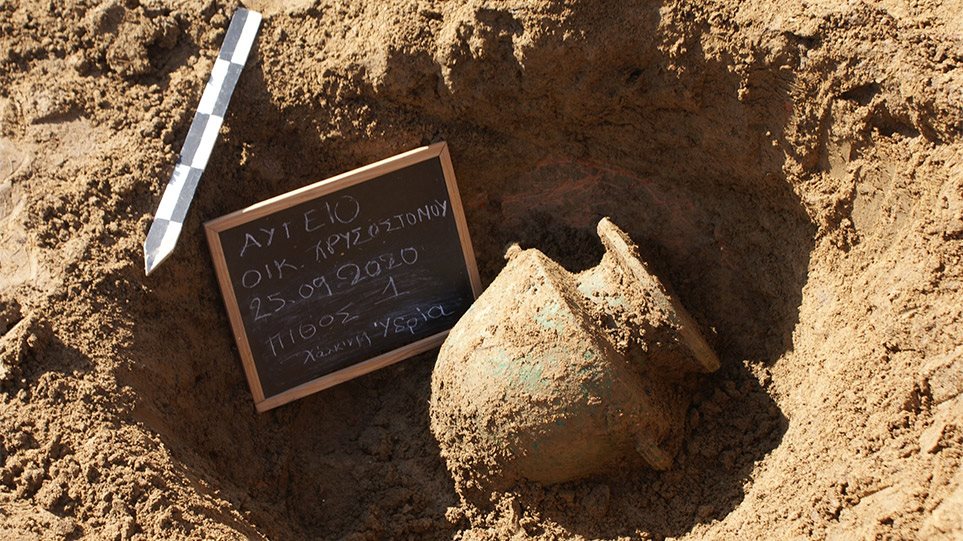 Βρέθηκαν οκτώ τάφοι προϊστορικών χρόνων σε οικόπεδο