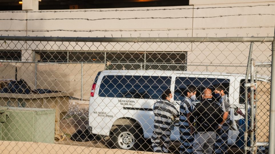 ΗΠΑ: Με δύο δολάρια την ώρα κρατούμενοι στο Τέξας μεταφέρουν σορούς σε φορτηγά – ψυγεία