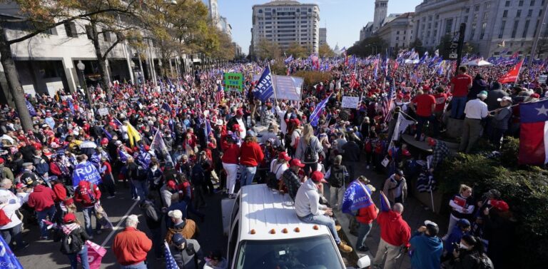 ΗΠΑ: Επεισόδια και ξύλο σε πορεία οπαδών του Τραμπ στην Ουάσιγκτον