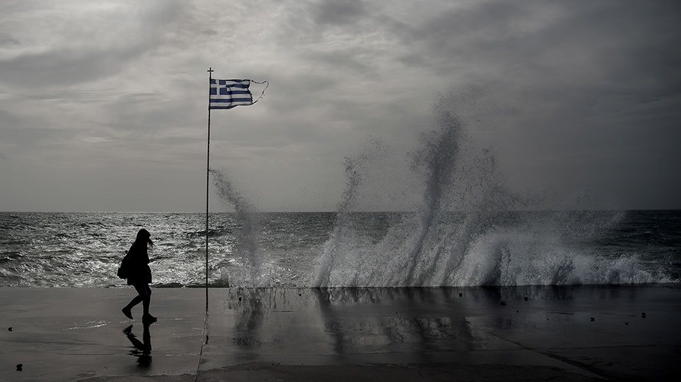 Η κακοκαιρία «χτυπά» τώρα Κρήτη, Κυκλάδες, Στερεά – Πού βρέχει καταρρακτωδώς, νέοι χάρτες